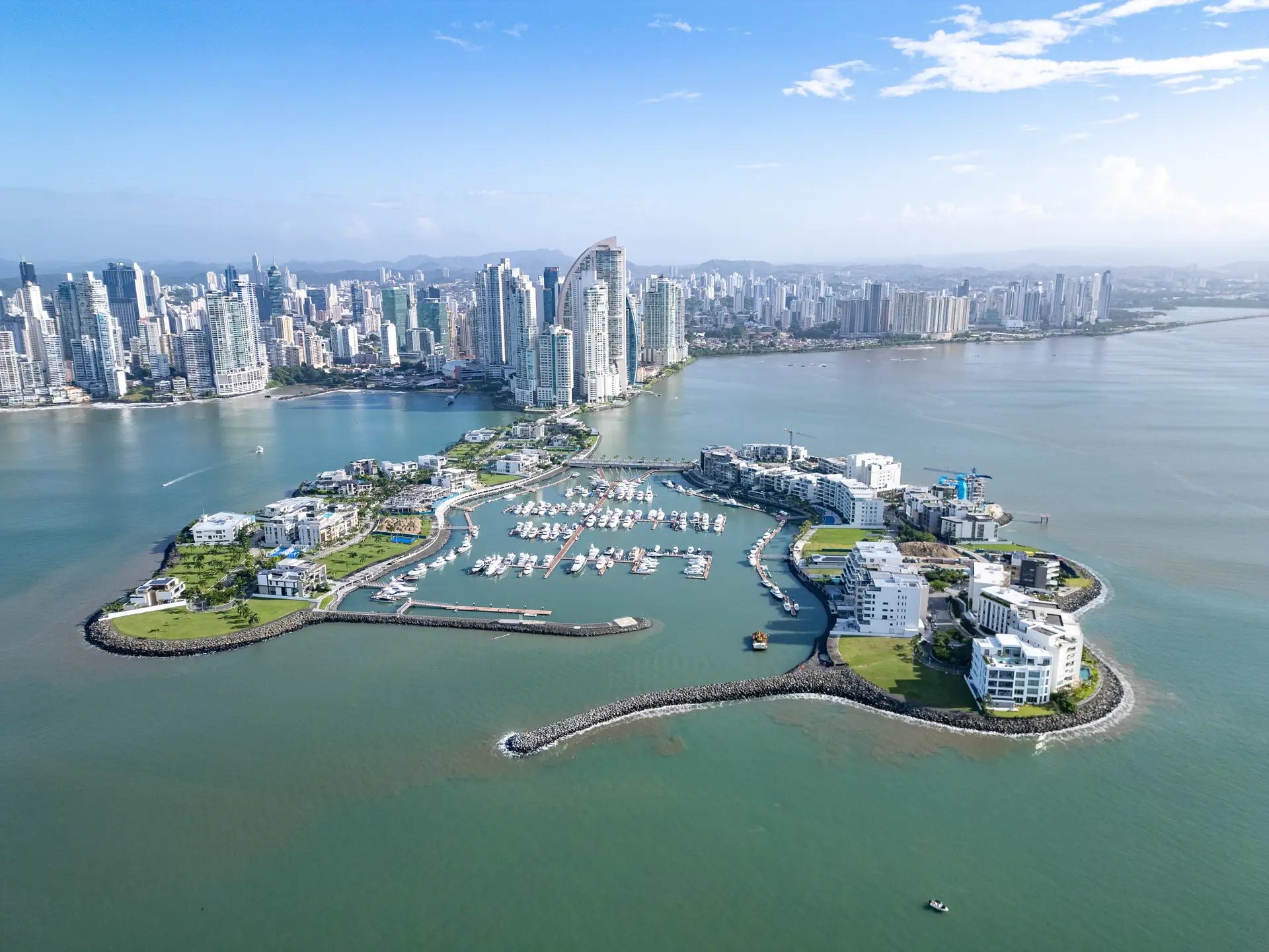 Interior de propiedad de lujo en Panamá con vista a la ciudad