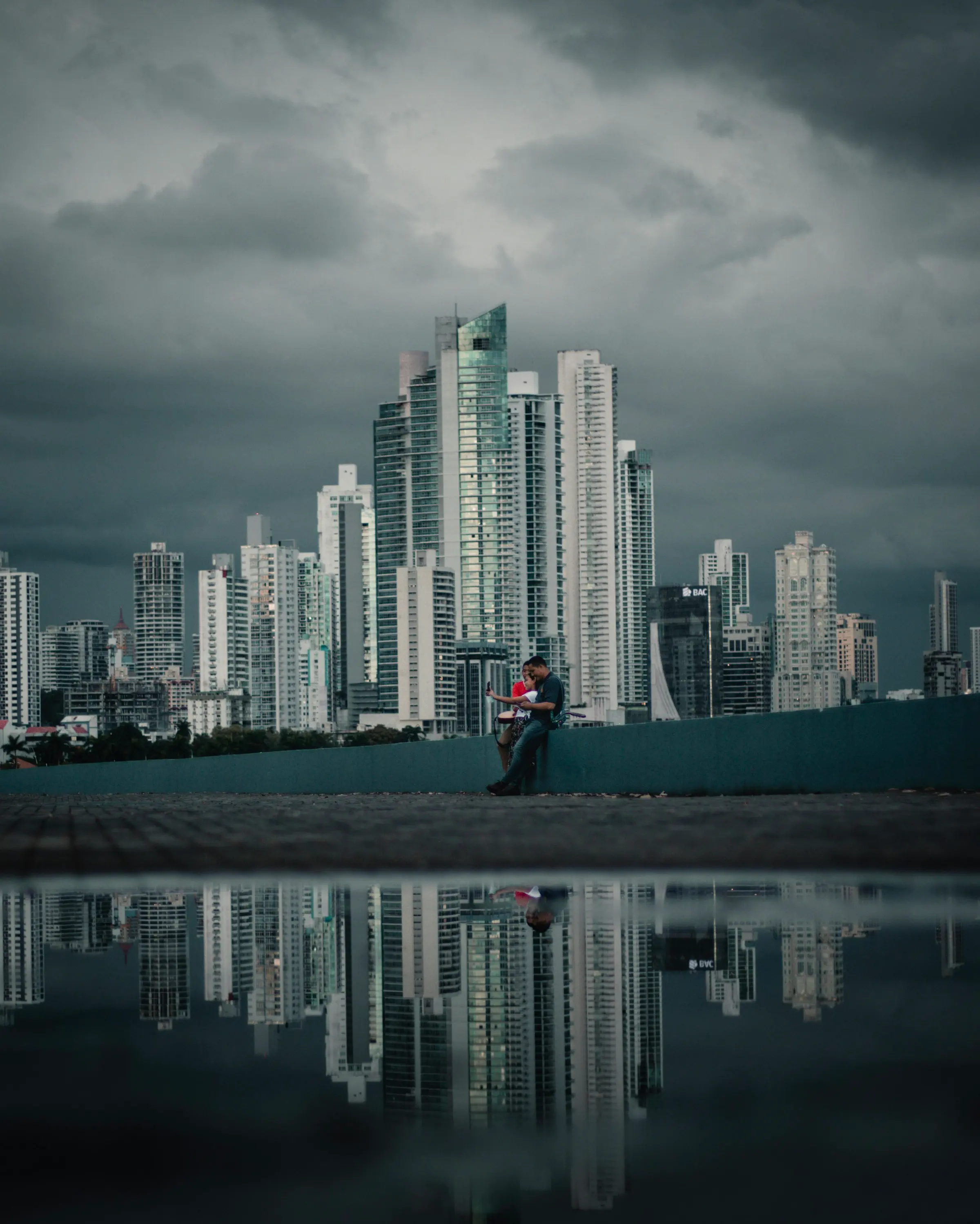 Pareja frente al skyline de Panamá en la Cinta Costera